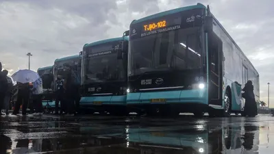 Sejumlah armada bus listrik Transjakarta yang terparkir saat peluncurannya di kawasan Monas, Jakarta, Selasa (8/3/2022). 