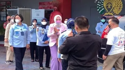 Angelina Sondakh bebas dari Lapas Perempuan Kelas IIA, Pondok Bambu, Jakarta, Kamis (3/3/2022).