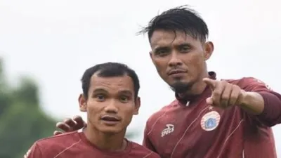 Dua pemain Persija Jakarta Maman Abdurrahman (kanan) dan Riko Simanjuntak.