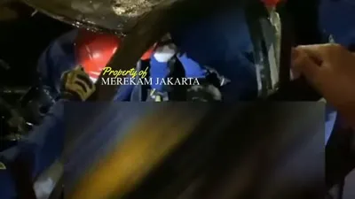 Tangkapan layar video evakuasi penumpang Camry yang kecelakaan di sekitar Pasar Senen Jakarta, Senin dini hari lalu (7/2/2022).