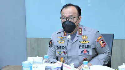 Kadiv Humas Polri, Irjen Pol Dedi Prasetyo memberikan keterangan di depan awak media.