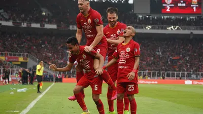 Pemain Persija Jakarta melakukan seleberasi kemenangan. Kondisi Persija terpuruk karena menelan hasil negatif di awal putaran kedua BRI Liga 1