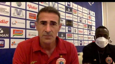 Tangkapan layar zoom press conference pelatih Persija Jakarta Angelo Alessio dengan Makan Konate jelang laga kontra Persipura Jayapura dalam lanjutan kompetisi BRI Liga 1.