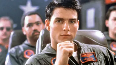 Tom Cruise muda saat membintangi seorang pilot pesawat tempur dalam film Top Gun.