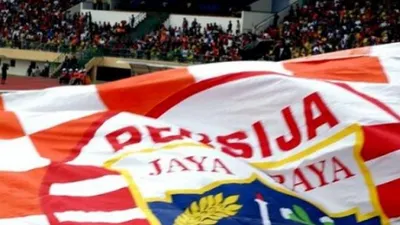 Bendera Persija Jakarta dikibarkan suporter. Persija mengincar sejumlah pemain dalam bursa transfer jelang putara kedua Liga 1.