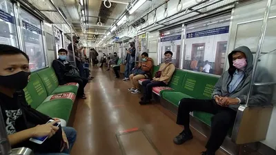 Situasi penumpang di salah satu gerbong KRL Commuter Line