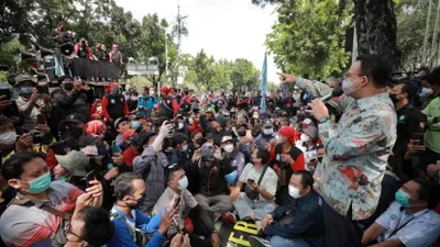 Ilustrasi. Gubernur DKI Jakarta, Anies Rasyid Baswedan menemui buruh Federasi Serikat Pekerja Logam Elektronik Mesin Serikat Pekerja Seluruh Indonesia (FSP LEM SPSI) yang menggelar aksi menuntut kenaikan upah minimum provinsi di depan Balai Kota DKI, Jakarta Pusat, Kamis (18/11).