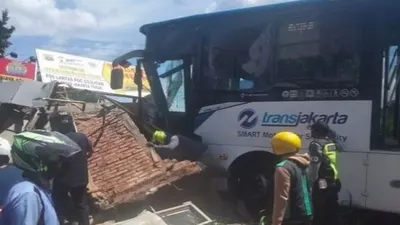 Sebuah bus TransJakarta menabrak Pos Lantas PGC Cililitan, Jakarta Timur, Kamis (2/12/2021).