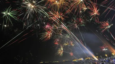 Pengunjung menyaksikan pesta kembang api perayaan malam pergantian tahun di Pantai Ancol, Jakarta.