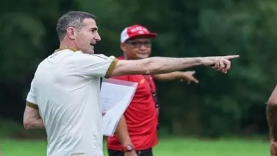 Pelatih Persija Jakarta, Angelo Alessio sedang memimpin latihan di Lapangan POR Sawangan, Depok, Jumat (18/6/2021).  Persija akan bertemu Bali United dalam lanjutan Liga 1 yang bakal berlangsung di Stadion Manahan Solo, Kamis malam (25/11/2021).
