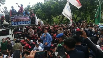 Gubernur DKI Jakarta Anies Baswedan berada di tengah-tengah massa buruh yang berdemonstrasi di depan Balai Kota Jakarta, Senin (29/11/2021).
