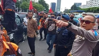 Dirlantas Polda Metro Jaya Kombes Sambodo Purnomo Yogo marah saat mengetahui anggotanya dipukuli oleh massa ormas PP (Pemuda Pancasila) di depan Gedung DPR/MPR, Jakarta Pusat, Kamis (25/11/2021). 