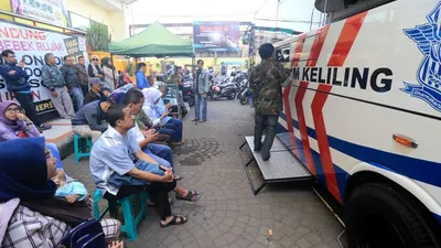 Ilustrasi warga memanfaatkan layanan SIM Keliling. Di Jakarta, lima gerai SIM Keliling dibuka untuk hari ini.