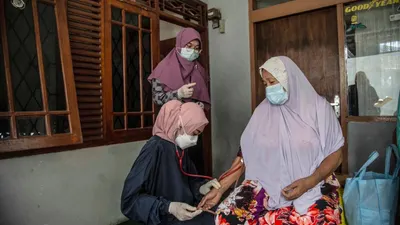 Ilustrasi/Tim Pemburu Vaksin saat melakukan vaksinasi Door to Door kepada masyarakat. (Dok Pemkot Bogor)
