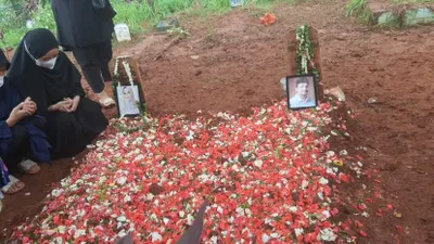 Artis Vanessa Angel dan Febri Andriansyah (Bibi) dimakamkan di Taman Makam Islam Malaka, Jakarta Selatan 