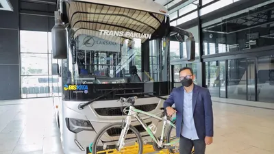 Ilustrasi: Wali Kota Bogor Bima Arya Sugiarto saat meninjau proses perakitan bus BTS Kota Bogor, di Semarang, Jawa Tengah (Dok Pemkot Bogor)