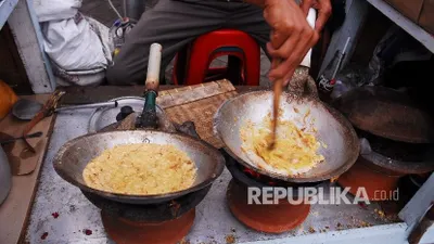 Kerak Telor salah satu kuliner legendaris Jakarta