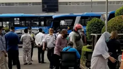 Penampakan usai 2 bus TransJakarta terlibat tabrakan beruntun di MT Haryono, Jakarta Selatan. (istimewa/suara.com)