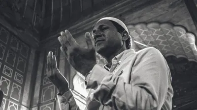 Seseorang Umat Muslim sedang berdoa