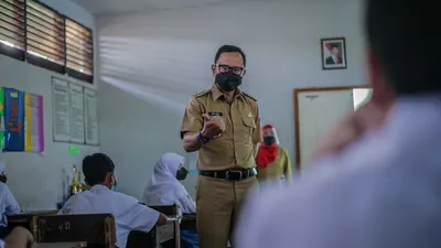 Wali Kota Bogor Bima Arya Sugiarto, meminta kepada seluruh jajarannya untuk betul-betul mengawasi pelaksanaan Pembelajaran Tatap Muka (PTM)
