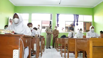 Wali Kota Jakarta Pusat, Dhany Sukma meninjau pelaksanaan PTM terbatas