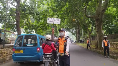 Petugas gabungan saat melakukan penyekatan di posko pengawasan ganjil-genap Kota Bogor.