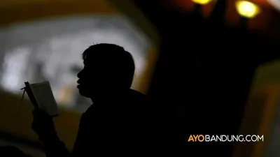 Seseorang sedang membaca ayat Alquran