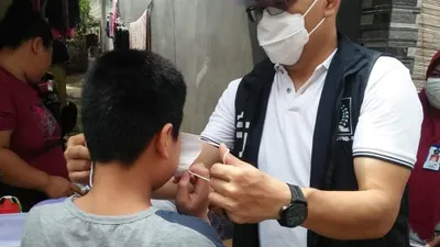 Dewan Kota Kecamatan Pasar Rebo membangikan 300 masker kepada warga
