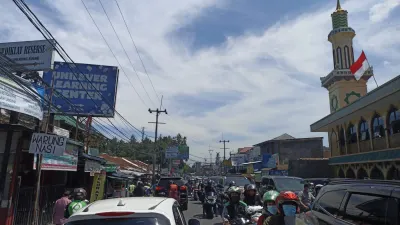 Kondisi arus lalulintas di kawasan Puncak Kabupaten Bogor pada akhir pekan kemarin