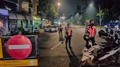 Petugas gabungan saat melakukan pengawalan di posko penyekatan jam malam (Dok Pemkot Bogor)