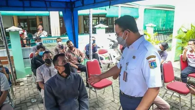 Gubernur Anies saat meninjau vaksinasi di Puskesmas Kelurahan Sunter Agung/dok: Kominfotik Jakut.