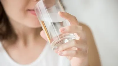 Bisa Turunkan Berat Badan, Ini 5 Manfaat Rutin Minum Air Putih Setiap Pagi