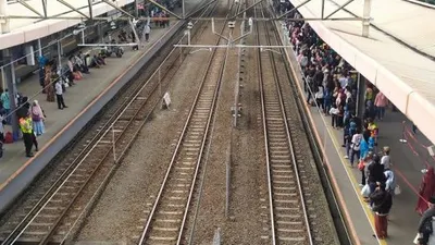 Penumpang antre menunggu kereta di Stasiun Tanah Abang, Jakarta Pusat, Minggu (2/5/2021). [Suara.com/Tio]