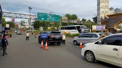 Petugas gabungan saat melakukan pengecekan di di Simpang Jalan Raya Gadog, Kecamatan Ciawi, Kabupaten Bogor/ Yogi