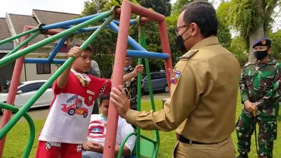 Wali Kota Bogor Bima Arya Sugiarto saat menyambangi rumah duka Letkol Laut (E) Irfan Suri, di Kluster Harmoni 2, Blok 9, Nomor 15, Bogor Nirwana Residence (BNR) Desa Sukamantri, Kecamatan Tamansari, Kabupaten Bogor.