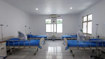​Tenaga kesehatan saat membersihkan ruang perawatan pasien covid-19, di Rumah Sakit Lapangan Kota Bogor.