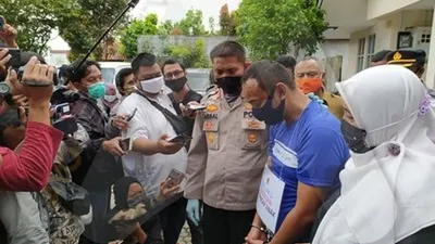Wakapolresta Bogor Kota, AKBP Arsal Sahban saat memintai keterangan pelaku tindak kekerasan terhadap anak / Yogi Faisal