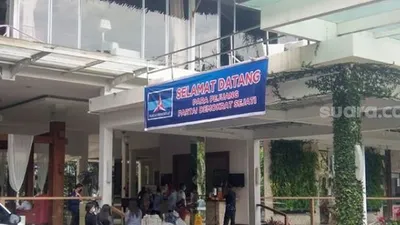 Spanduk 'Para Pejuang Partai Demokrat Sejati' terpasang di lokasi KLB Demokrat. [Suara.com/Muhlis]