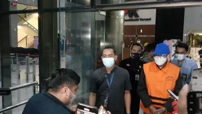 Gubernur Sulawesi Selatan Nurdin Abdullah saat digiring menuju mobil tahanan di gedung KPK, Minggu (28/2/2021) dini hari WIB. (Suara.com/Yaumal Asri)