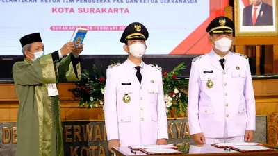 Gibran dan Teguh Prakosa resmi dilantik menjabat Wali Kota/Wakil Wali Kota Surakarta masa jabatan 2021-2026 di Gedung DPRD Surakarta, Jumat (26/2/2021). (Humas Pemkot Surakarta)