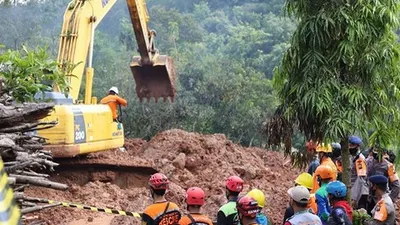 Upaya evakuasi korban longsor di Nganjuk, Jawa Timur. (dok BPBD)