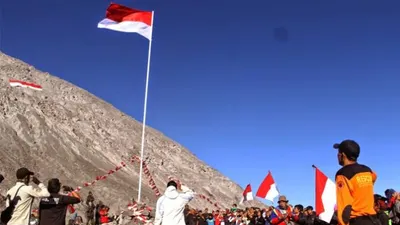 Upacara HUT RI di Gunung Merapi.