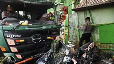 Truk trailer penyebab kecelakaan maut di Bekasi.