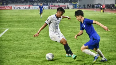 Pemain PSIS Semarang Taisei Marukawa berusaha melewati pemain Arema FC. Dalam laga ini PSIS kalah 0-2. (Ayosemarang.com/ Audrian Firhannusa)