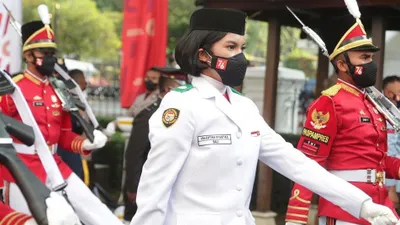 Valentina Dyastika, pembawa baki bendera pusaka pada upacara HUT ke-77 RI di Istana Negara, 17 Agustus 2022.