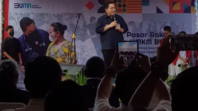 Menteri BUMN, Erick Thohir kunjungi 2 ribu nasabah PNM Mekaar di Lapangan Serbaguna Tarutung, Tapanuli Utara, Sumatera Utara.