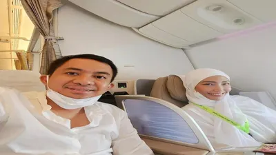  Ayu Dewi Pergi Ibadah Umroh bersama Regi Datau suaminya