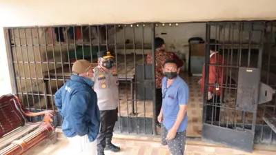 Kapolda Sumut Irjen Pol RZ Panca Putra Simanjuntak dan Komnas HAM mengecek kerangkeng di rumah Bupati Langkat.