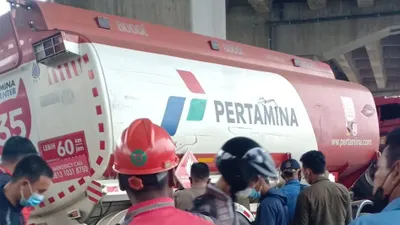 Truk tangki Pertamina tabrak motor dan mobil di Cibobor, 11 orang tewas. Foto: Istimewa