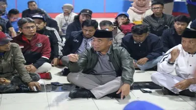 Muhadjir Effendy saat bertemu Aremania dalam menampung semua aspirasi / Kemenkopmk.go.id